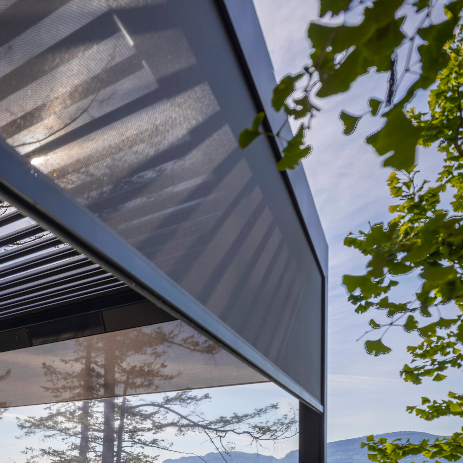 Integrierte Senkrechtmarkisen als Seitenwände für optimale Privatsphäre