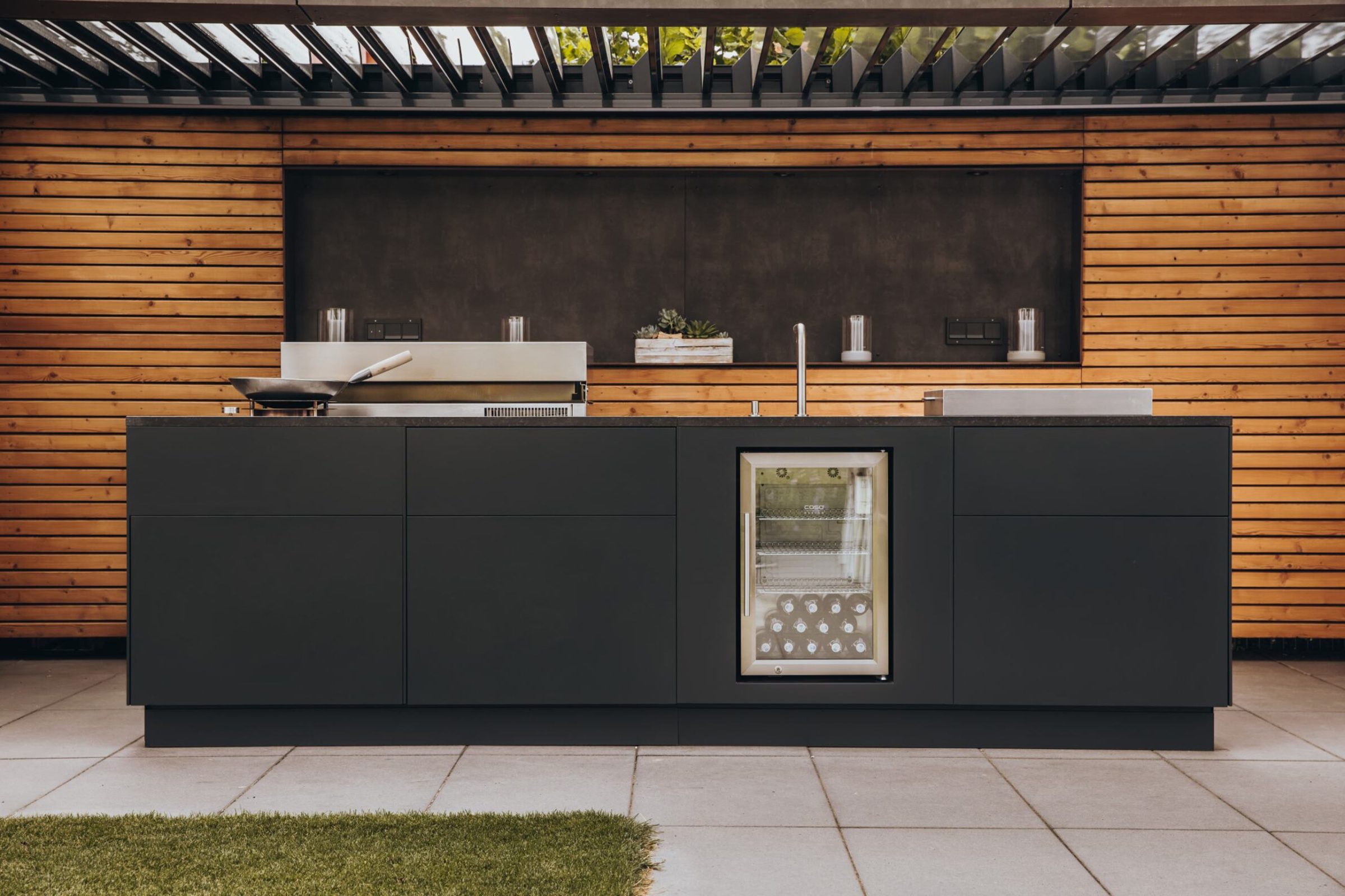 Genießen Sie Kochen und Essen im Freien mit der Freiluftküche