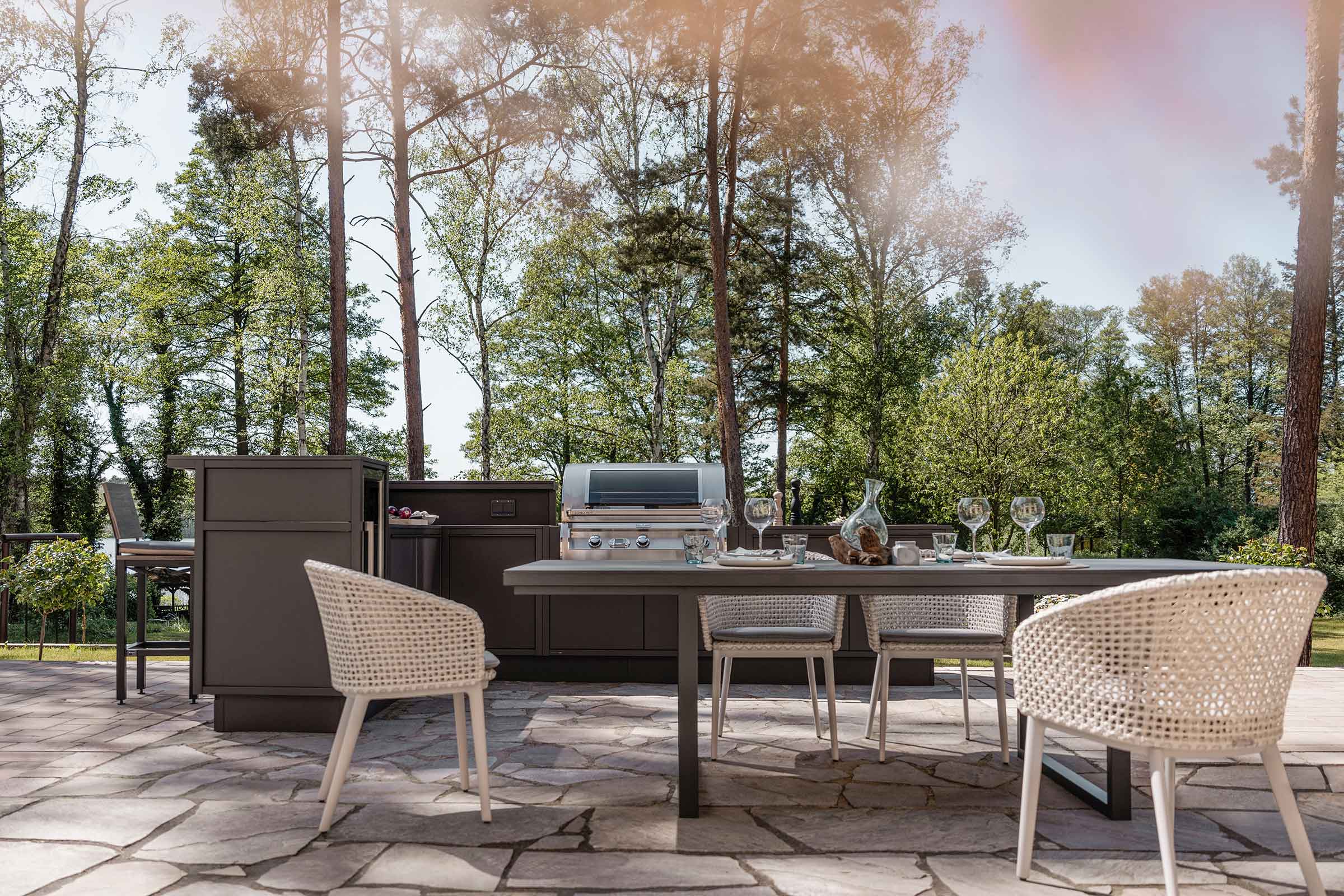 Stilvoll und funktional: Die Burnout-Küche im Freien