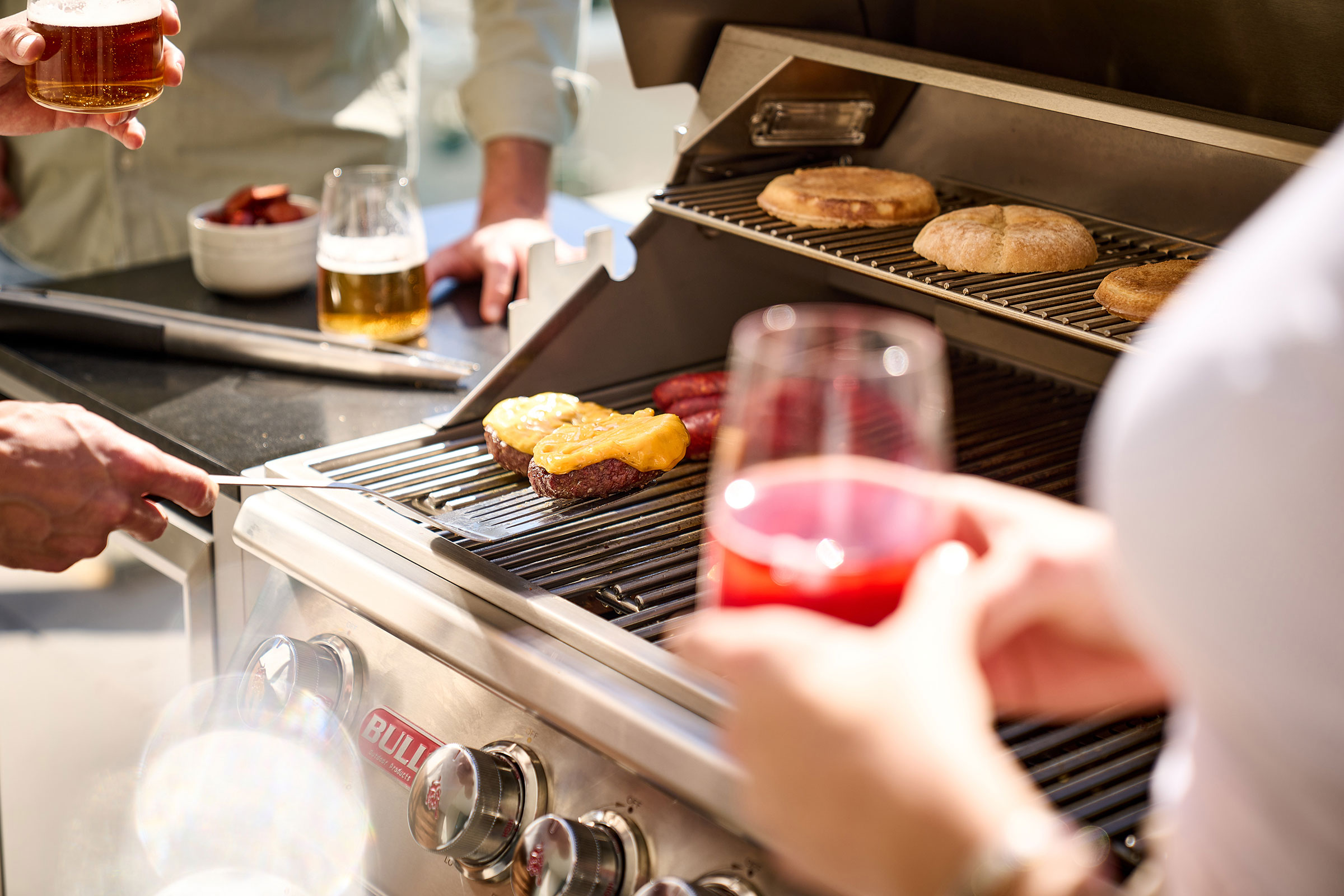 Luxuriöse Outdoor-Küche für Genießer