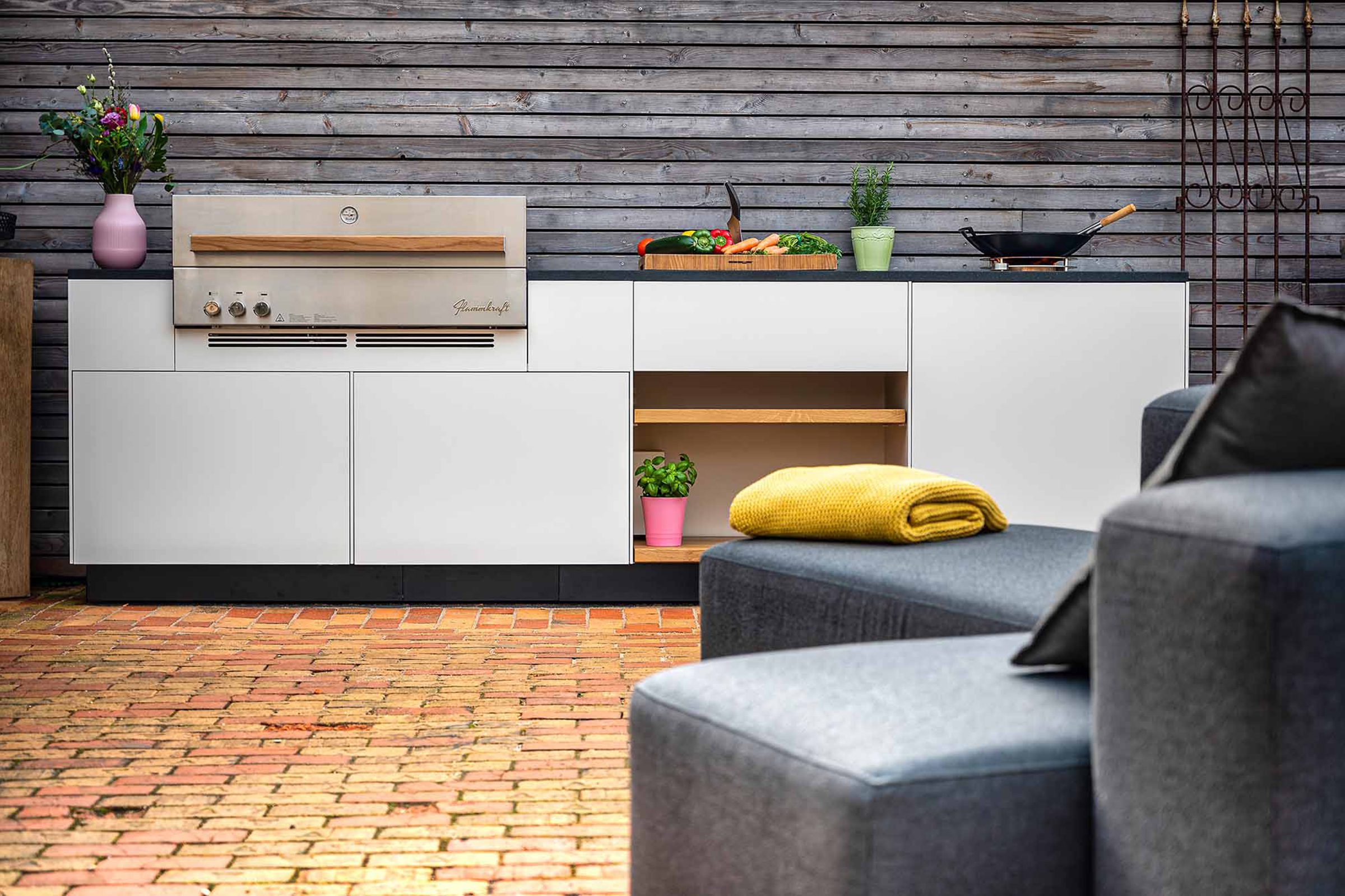 Freiluftküche mit Flammkraft Grill