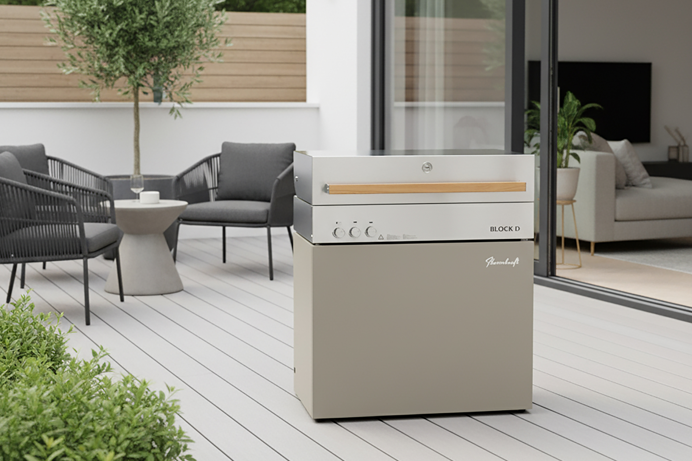 Der Flammkraft Block D Gasgrill in elegantem Taupe auf einer modernen Holzterrasse von Thomasgardener. Im Hintergrund ist eine stilvolle Outdoor-Lounge mit grauen Sesseln zu sehen.